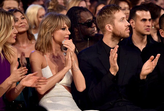 Taylor Swift ôm chặt bạn trai - 8 Taylor
