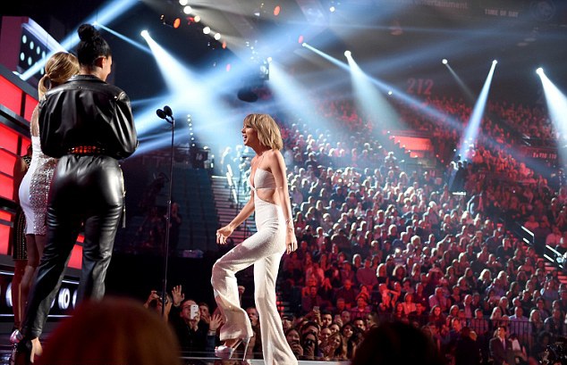 Taylor Swift ôm chặt bạn trai - 14 Taylor