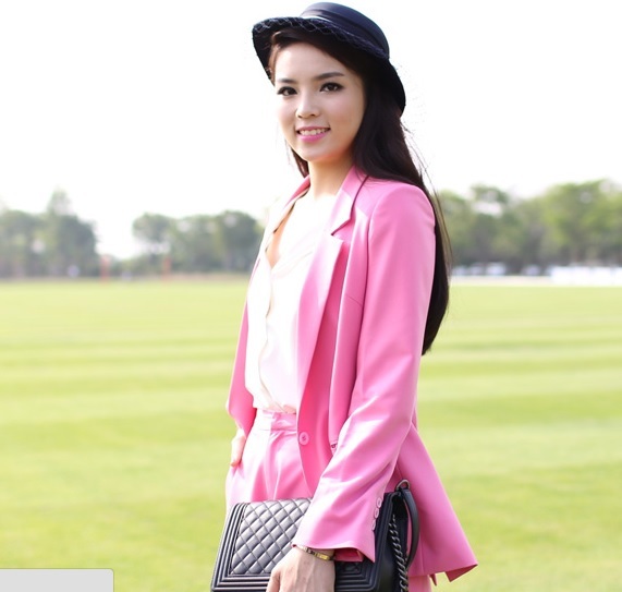 Người đẹp nhận nhiều lời khen chê trái chiều về phong cách thời trang.