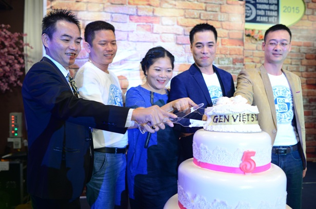 GENVIET JEANS mời sao tham dự sinh nhật 5 tuổi - 6 Ban Lãnh Đạo công ty GENVIET JEANS cắt bánh mừng sinh nhật