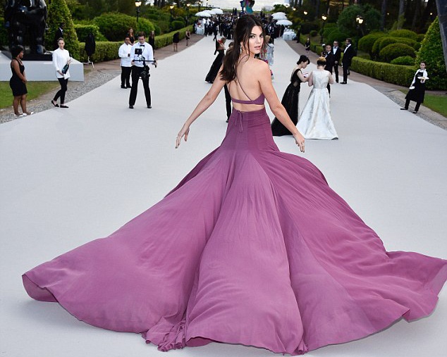 Em gái siêu mẫu của cô Kim khoe eo nhỏ xíu tại Cannes - 5 Kendall Jenner