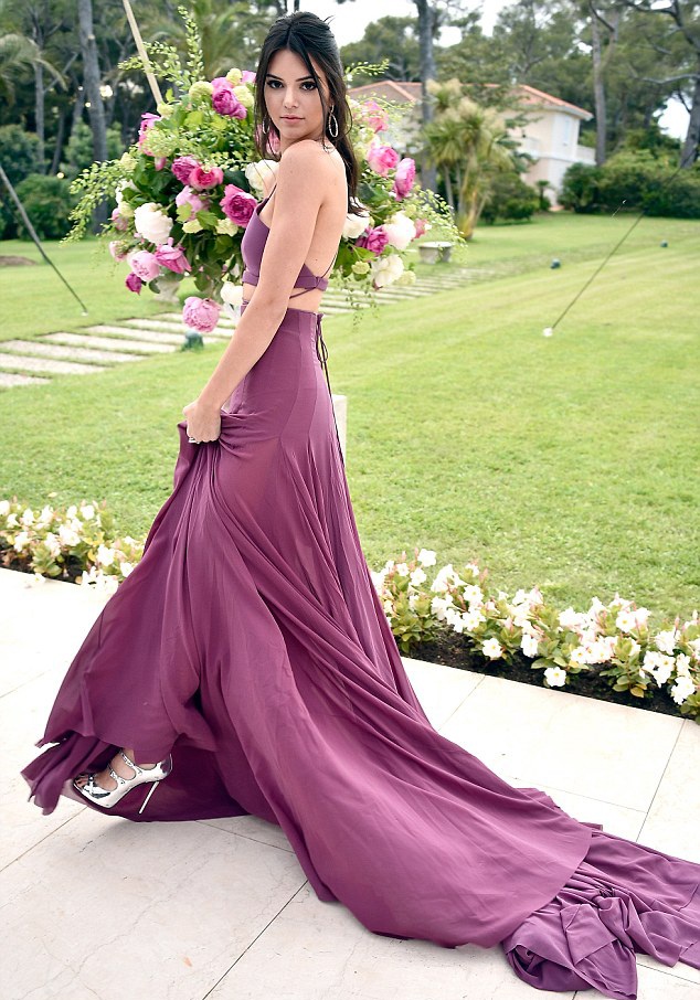 Em gái siêu mẫu của cô Kim khoe eo nhỏ xíu tại Cannes - 6 Kendall Jenner