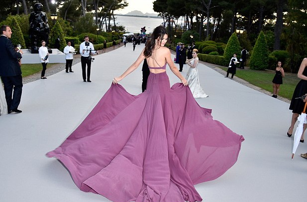 Em gái siêu mẫu của cô Kim khoe eo nhỏ xíu tại Cannes - 8 Kendall Jenner