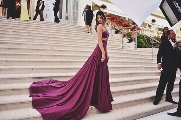 Em gái siêu mẫu của cô Kim khoe eo nhỏ xíu tại Cannes - 14 Kendall Jenner
