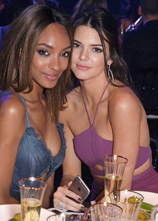 Em gái siêu mẫu của cô Kim khoe eo nhỏ xíu tại Cannes - 15 Kendall Jenner