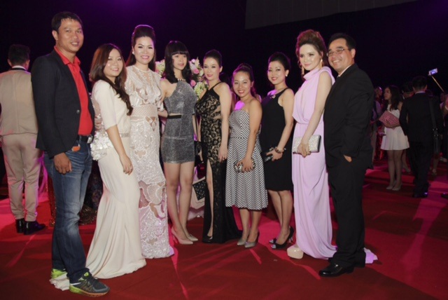 Hoa hậu cùng những người em, người bạn tại Đêm hội