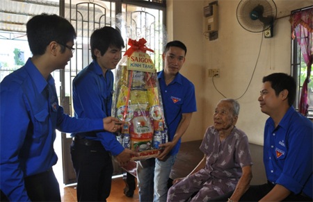 Sabeco trao tặng lực lượng kiểm ngư 200 triệu - 2 Đoàn Thanh niên Sabeco thăm mẹ VNAH