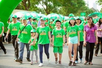 Mẹ con MC Thanh Thảo đi bộ gây quỹ từ thiện - 1 Mẹ con MC Thanh Thảo đi bộ gây quỹ từ thiện