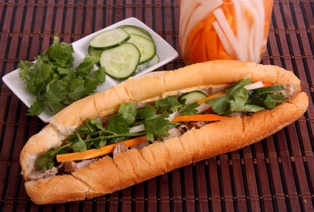 Cộng đồng du học sinh Việt Nam: Đi xa nhớ gì? - 3 Đặc sản Việt Nam – bánh mì kẹp thịt