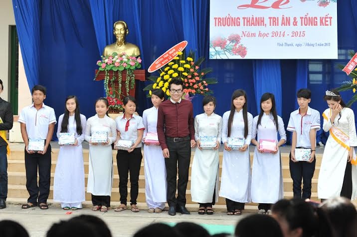 Á vương Ký Quốc Đạt trao học bổng cho học sinh nghèo - 1 Bác sỹ Ký Quốc Đạt phấn khởi trao tặng 10 suất học bổng cho các em học sinh nghèo hiếu học