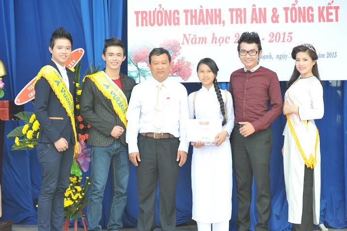 Á vương Ký Quốc Đạt trao học bổng cho học sinh nghèo - 2 Bác sỹ Ký Quốc Đạt phấn khởi trao tặng 10 suất học bổng cho các em học sinh nghèo hiếu học