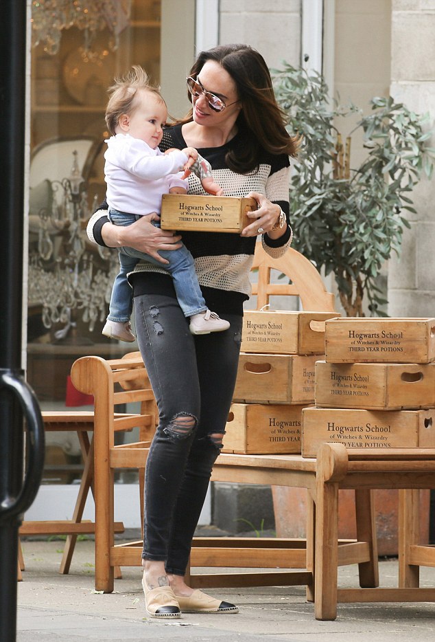 Con gái tỷ phú F1 rạng rỡ đưa công chúa nhỏ đi chơi phố - 3 Tamara Ecclestone
