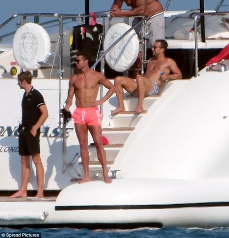 Cristino Ronaldo tiếp tục “cởi áo khoe thân”