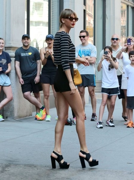 Fans đứng chờ ngắm Taylor Swift trước cửa nhà - 2 VN