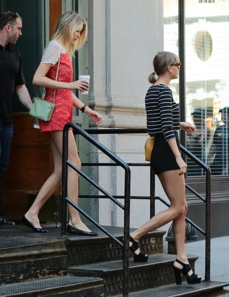 Fans đứng chờ ngắm Taylor Swift trước cửa nhà - 3 VN
