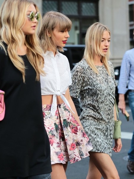 Fans đứng chờ ngắm Taylor Swift trước cửa nhà - 5 VN