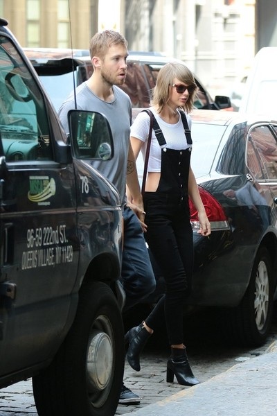 Fans đứng chờ ngắm Taylor Swift trước cửa nhà - 8 VN