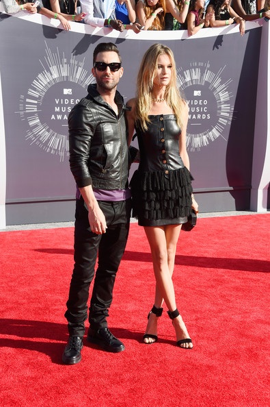 Behati Prinsloo và Adam Levine - Cặp đôi đẹp của Hollywood - 6 Tháng 8 năm 2014