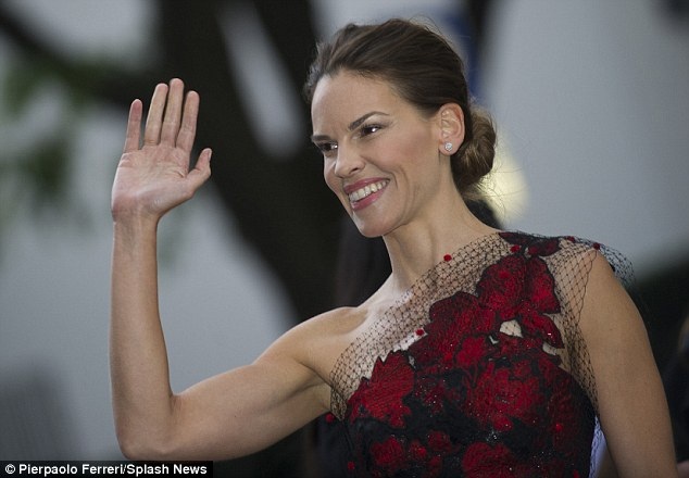 Dàn “sao” dự tiệc của Giorgio Armani - 8 Hilary Swank