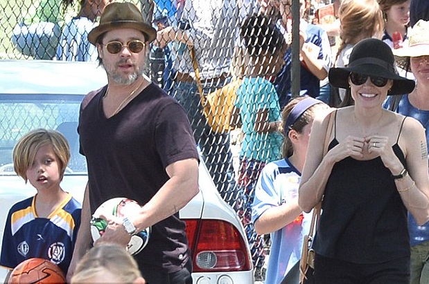 Ngày cuối tuần vui vẻ của gia đình Jolie - Pitt - 4 Angelina Jolie liên tục mỉm cười vui vẻ khi thấy cánh săn ảnh