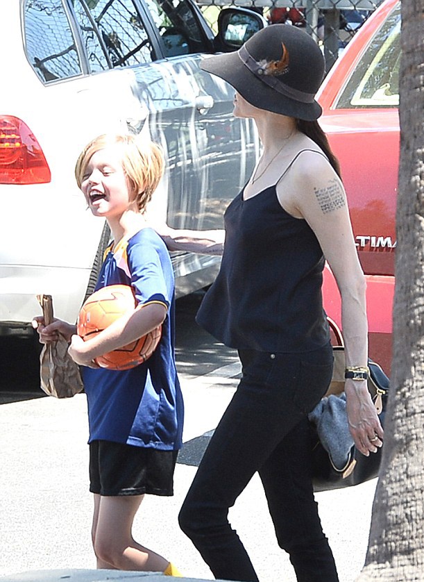 Ngày cuối tuần vui vẻ của gia đình Jolie - Pitt - 6 Shiloh càng lớn càng giống một cậu nhóc!