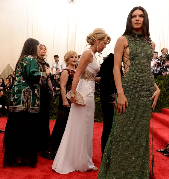 Em gái siêu mẫu của cô Kim diện váy cắt xẻ táo bạo - 1 Kendall Jenner