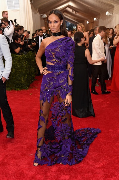 Ngỡ ngàng với vẻ trẻ trung của ngôi sao U70 - 6 Naomi Campbell