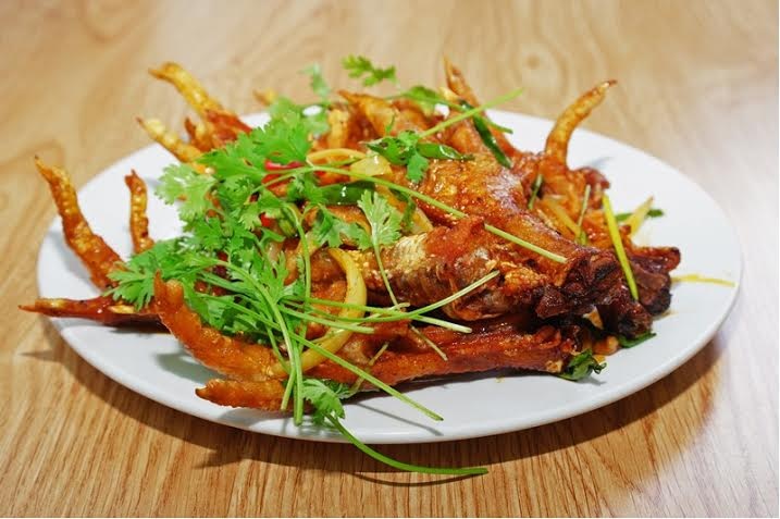 Khám phá trào lưu uống bia mới đang đình đám tại Hà Thành - 2 Chân Gà Xóc Mắm, món ăn ngon và lạ miệng của quán