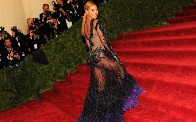 Kim bị tố “nhái” váy Beyonce - 10 VN