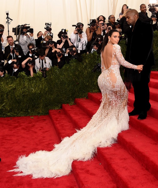 Kim bị tố “nhái” váy Beyonce - 5 Tuy nhiên cô Kim bị chỉ trích là “nhái” váy Beyonce mặc dự Met gala năm 2012