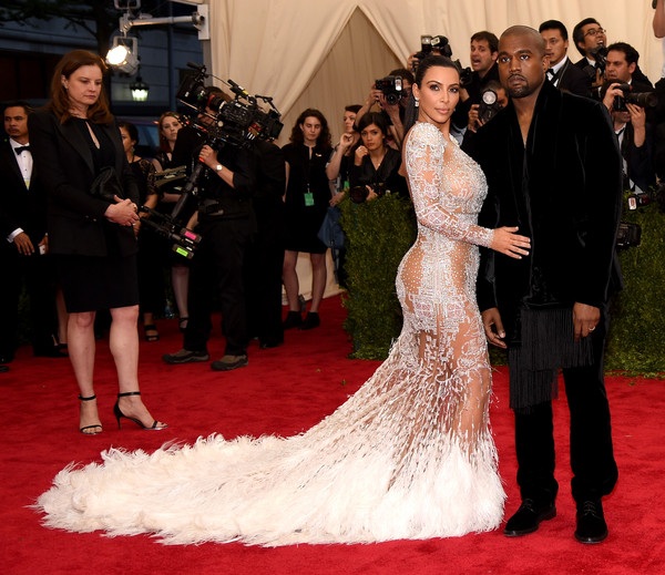 Kim bị tố “nhái” váy Beyonce - 6 VN