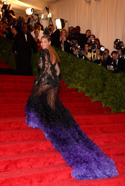 Kim bị tố “nhái” váy Beyonce - 7 VN