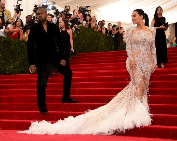 Kim bị tố “nhái” váy Beyonce - 2 VN