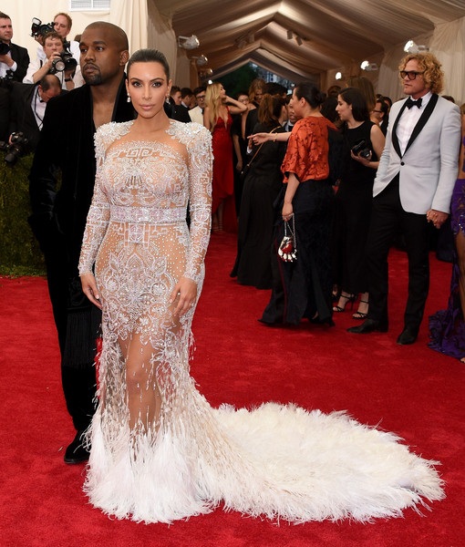 Kim bị tố “nhái” váy Beyonce - 4 VN