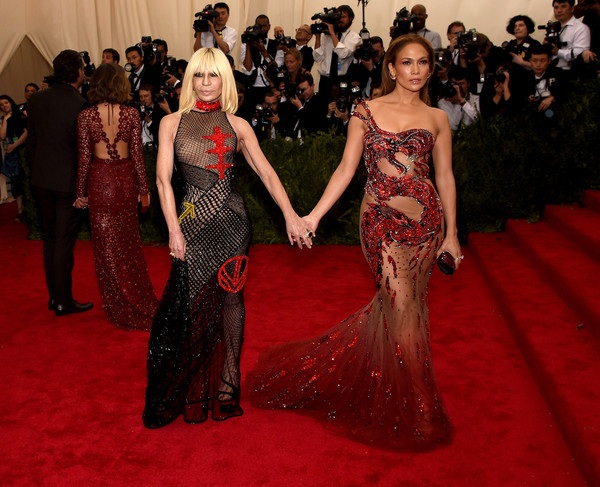 Jennifer Lopez mặc váy xuyên thấu; Madonna trẻ hơn tuổi thật - 4 VN