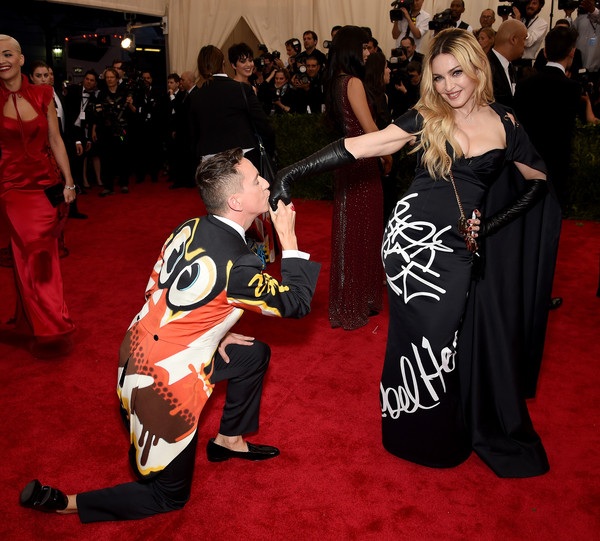 Jennifer Lopez mặc váy xuyên thấu; Madonna trẻ hơn tuổi thật - 11 VN