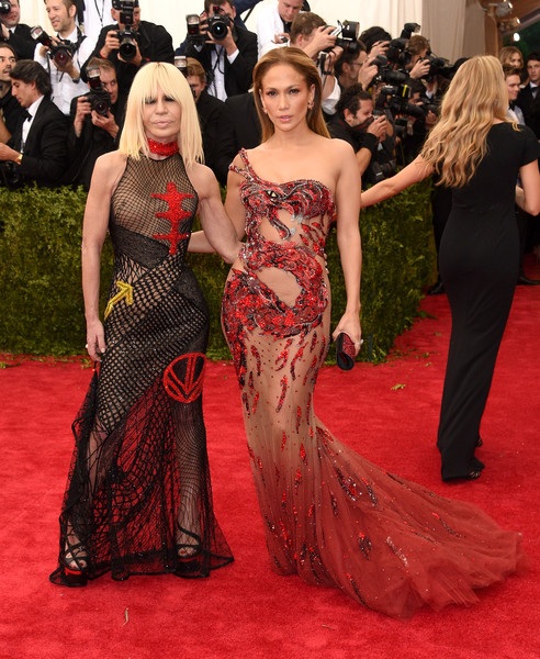 Jennifer Lopez mặc váy xuyên thấu; Madonna trẻ hơn tuổi thật - 5 VN