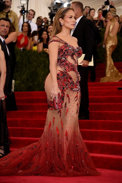 Jennifer Lopez mặc váy xuyên thấu; Madonna trẻ hơn tuổi thật - 1 VN