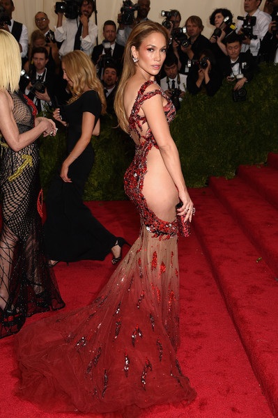 Jennifer Lopez mặc váy xuyên thấu; Madonna trẻ hơn tuổi thật - 7 VN