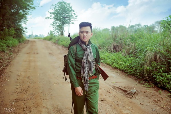 Hoàng Phi Mạnh hóa thân thành bộ đội - 2 Hoàng Phi Mạnh