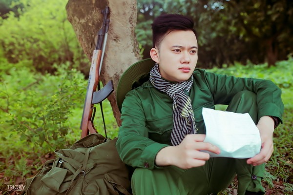 Hoàng Phi Mạnh hóa thân thành bộ đội - 4 Hoàng Phi Mạnh