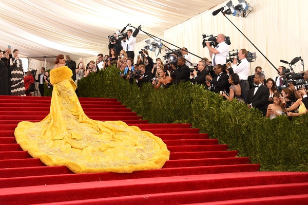 Rihanna mặc váy “siêu dài” dự sự kiện - 1 VN