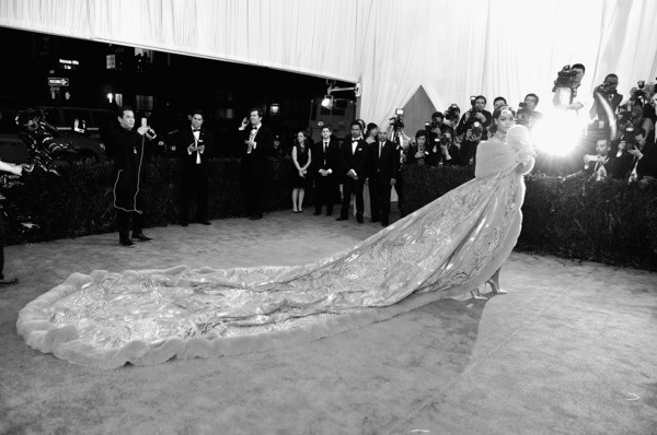 Rihanna mặc váy “siêu dài” dự sự kiện - 2 VN