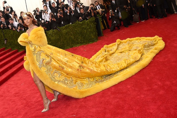 Rihanna mặc váy “siêu dài” dự sự kiện - 3 VN
