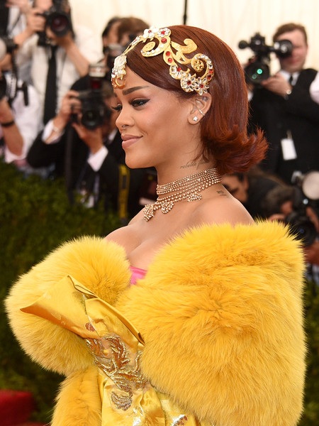 Rihanna mặc váy “siêu dài” dự sự kiện - 4 VN