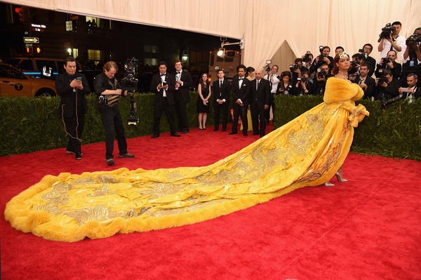 Rihanna mặc váy “siêu dài” dự sự kiện - 5 VN