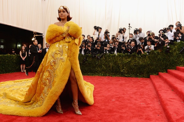 Rihanna mặc váy “siêu dài” dự sự kiện - 6 VN