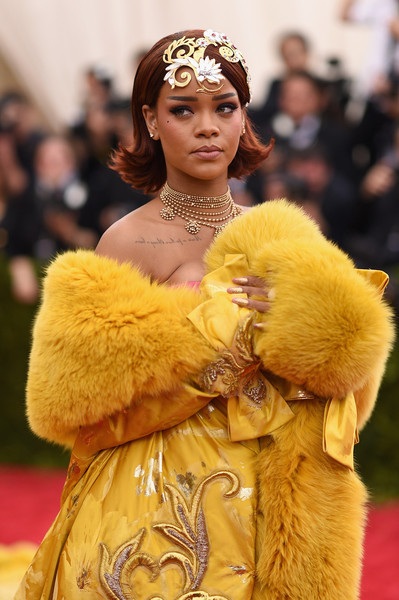 Rihanna mặc váy “siêu dài” dự sự kiện - 7 VN