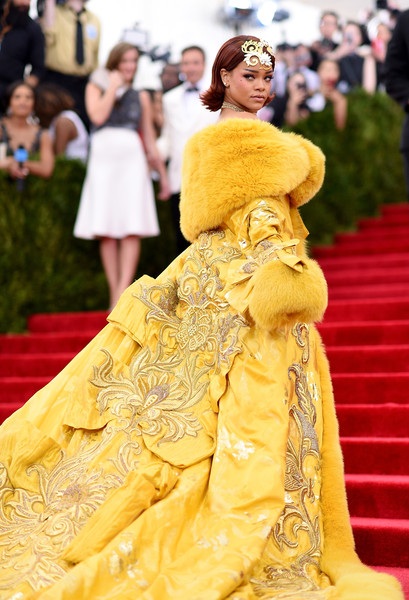 Rihanna mặc váy “siêu dài” dự sự kiện - 8 VN