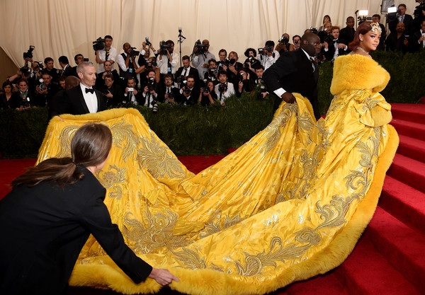 Rihanna mặc váy “siêu dài” dự sự kiện - 10 VN